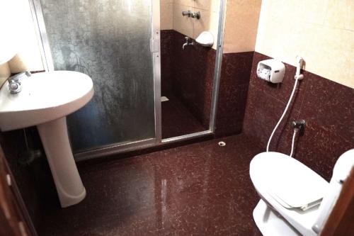 couple_bed-_hotel_coxs_hilton_-washroom